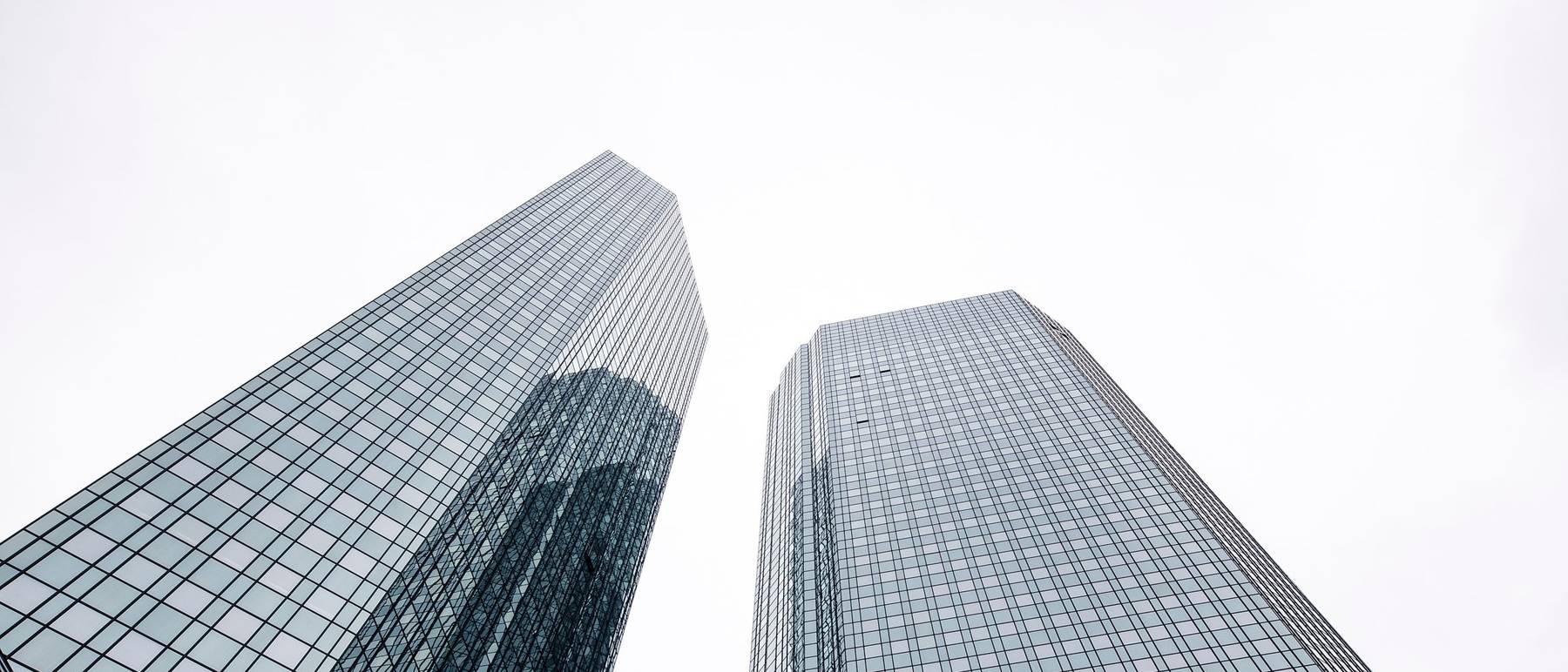 Tours de bureaux d'un quartier d'affaires vues depuis la rue
